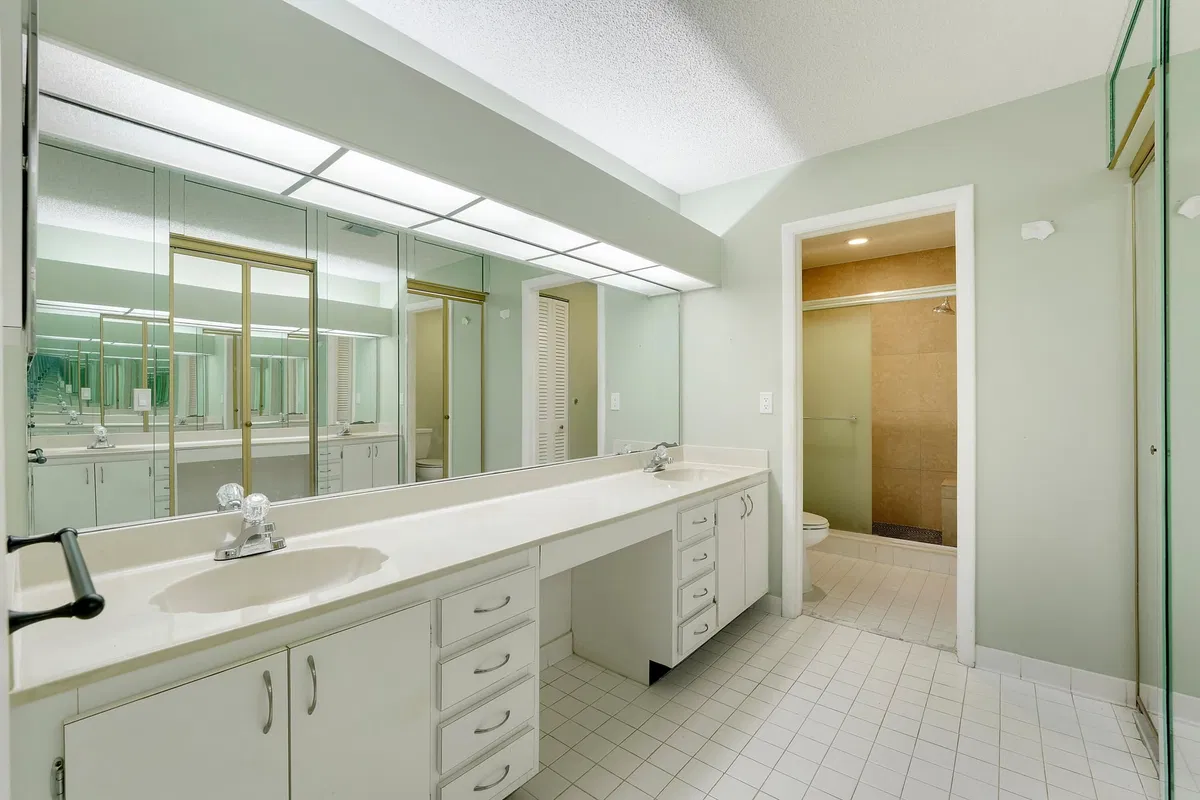 Unit B photo 25