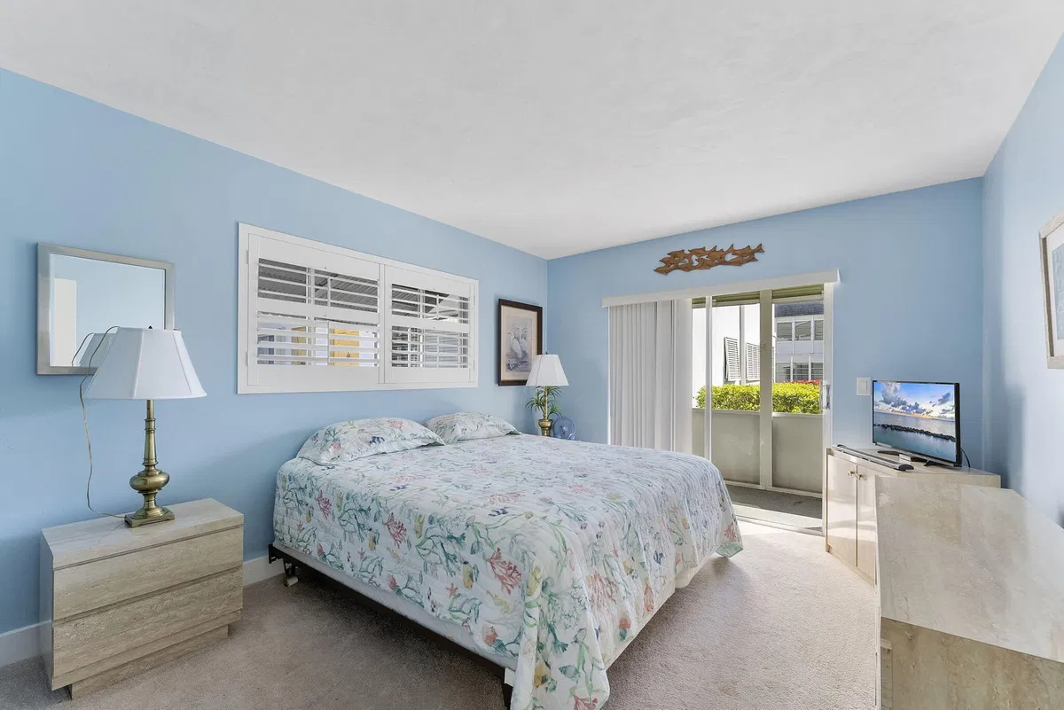 Unit 102 photo 10