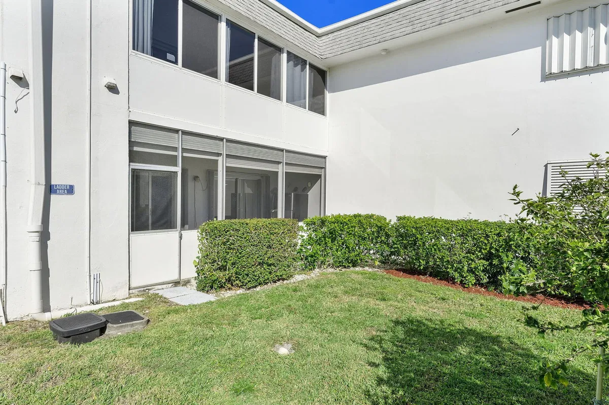 Unit 102 photo 16