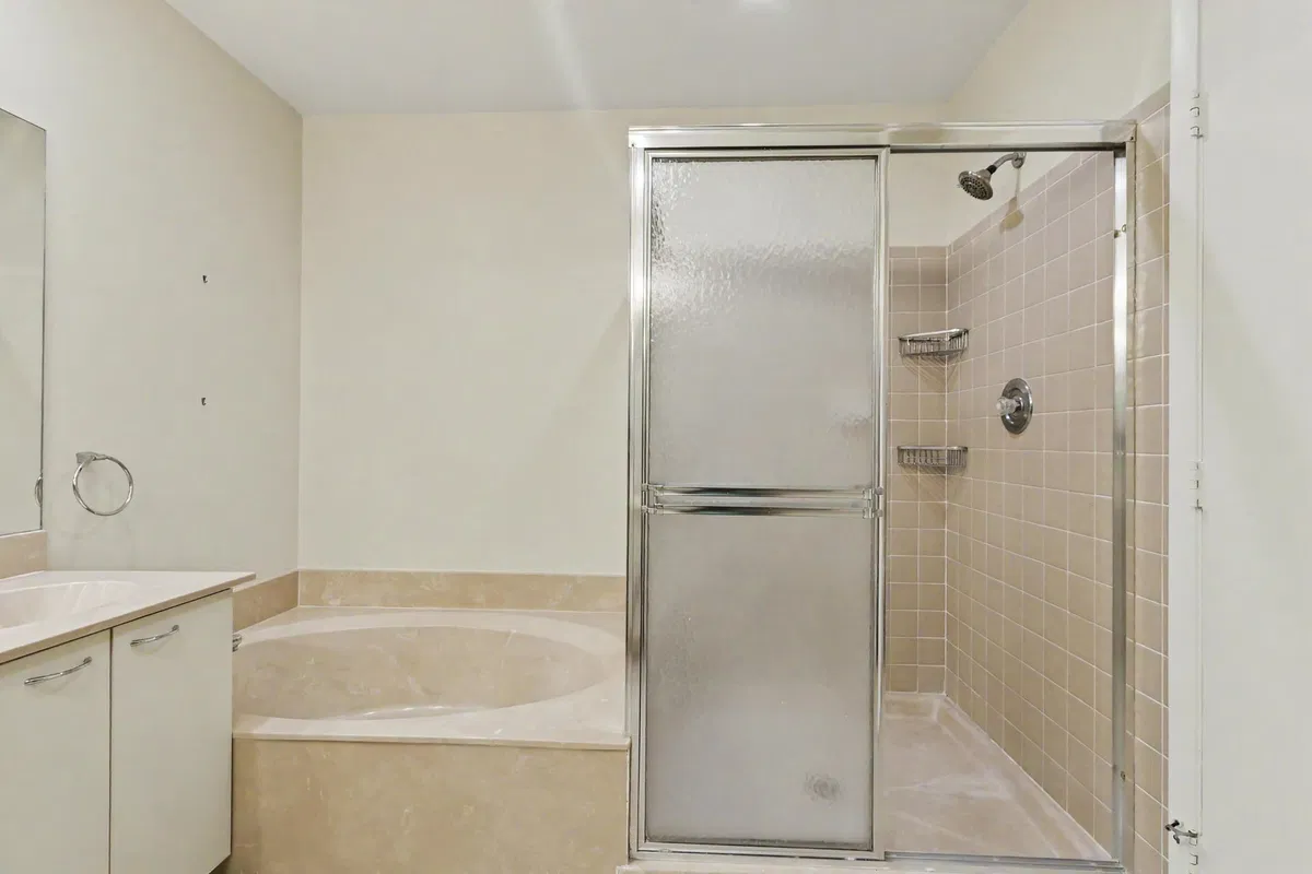 Unit H photo 19