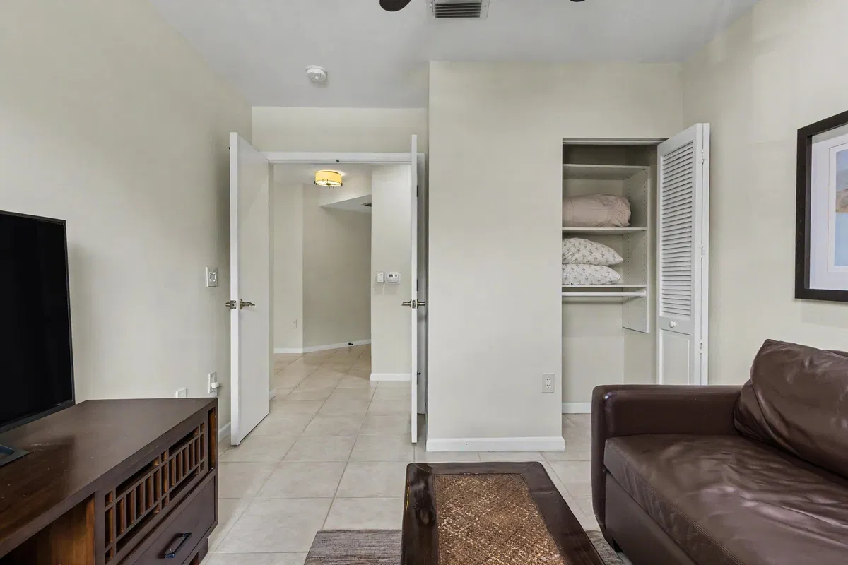 Unit H photo 22