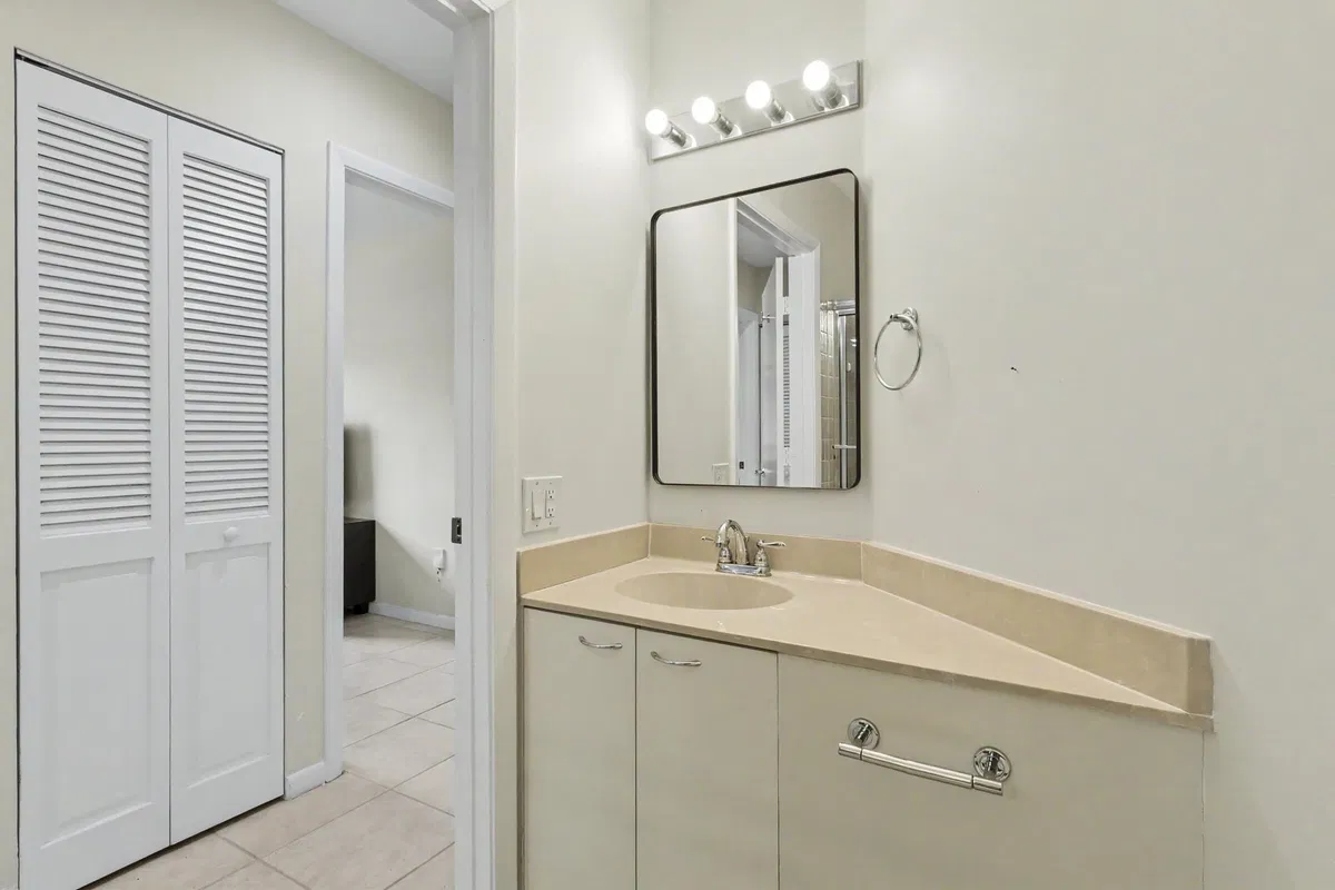 Unit H photo 25