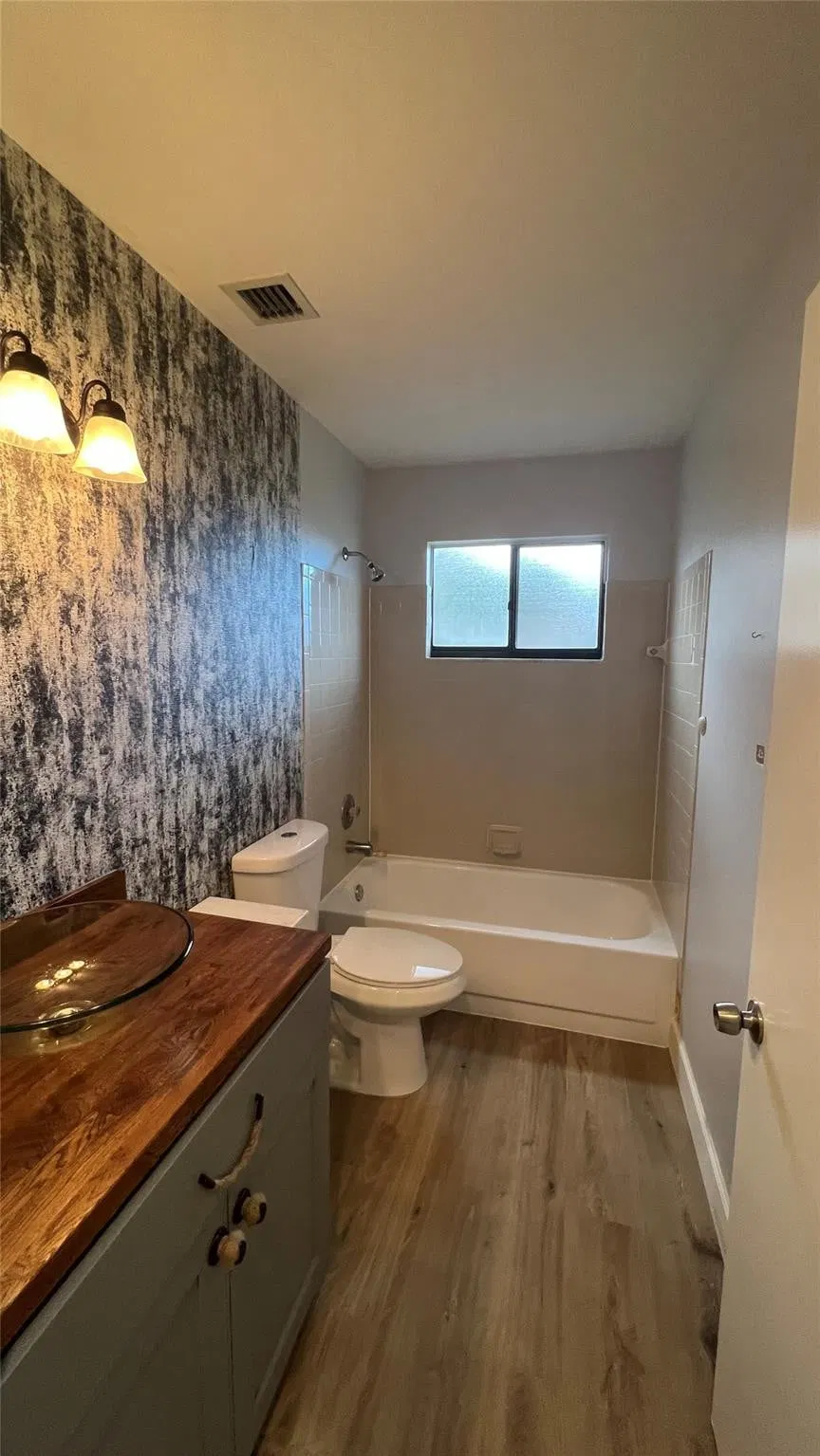 Unit 14 photo 19