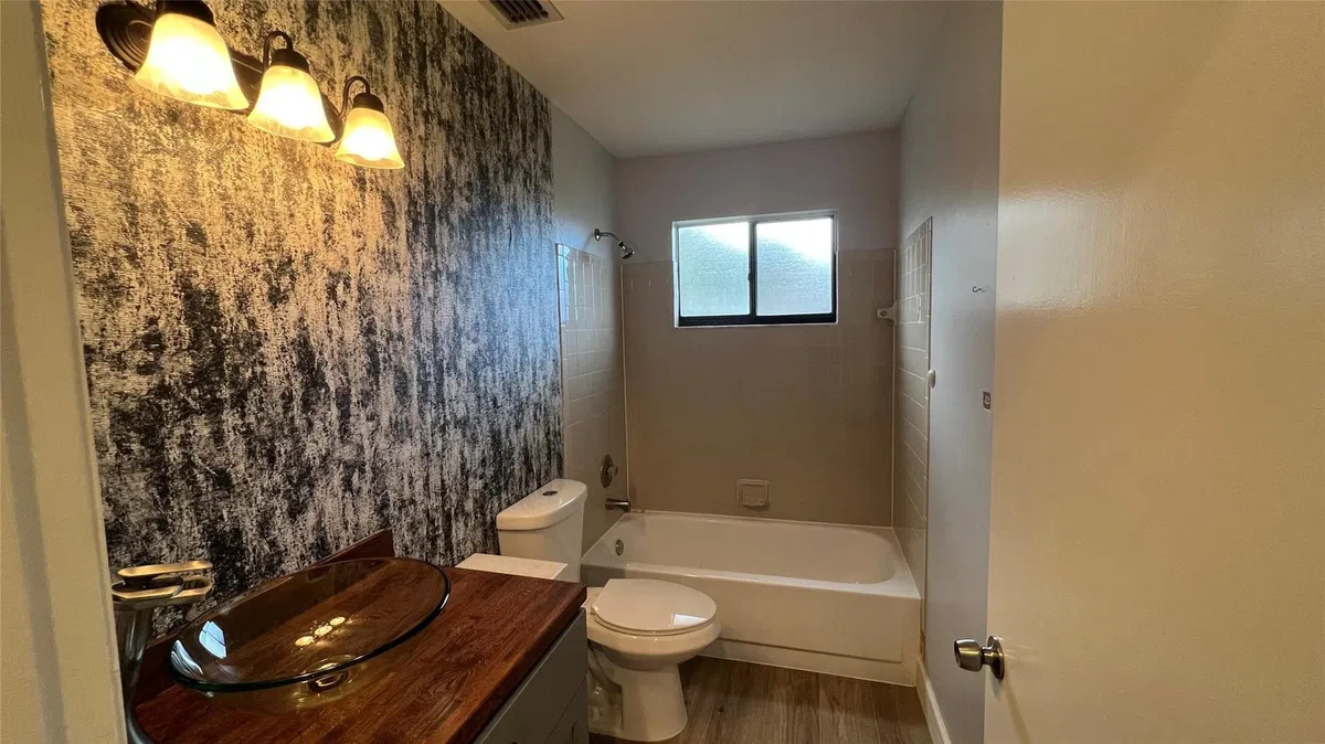 Unit 14 photo 22