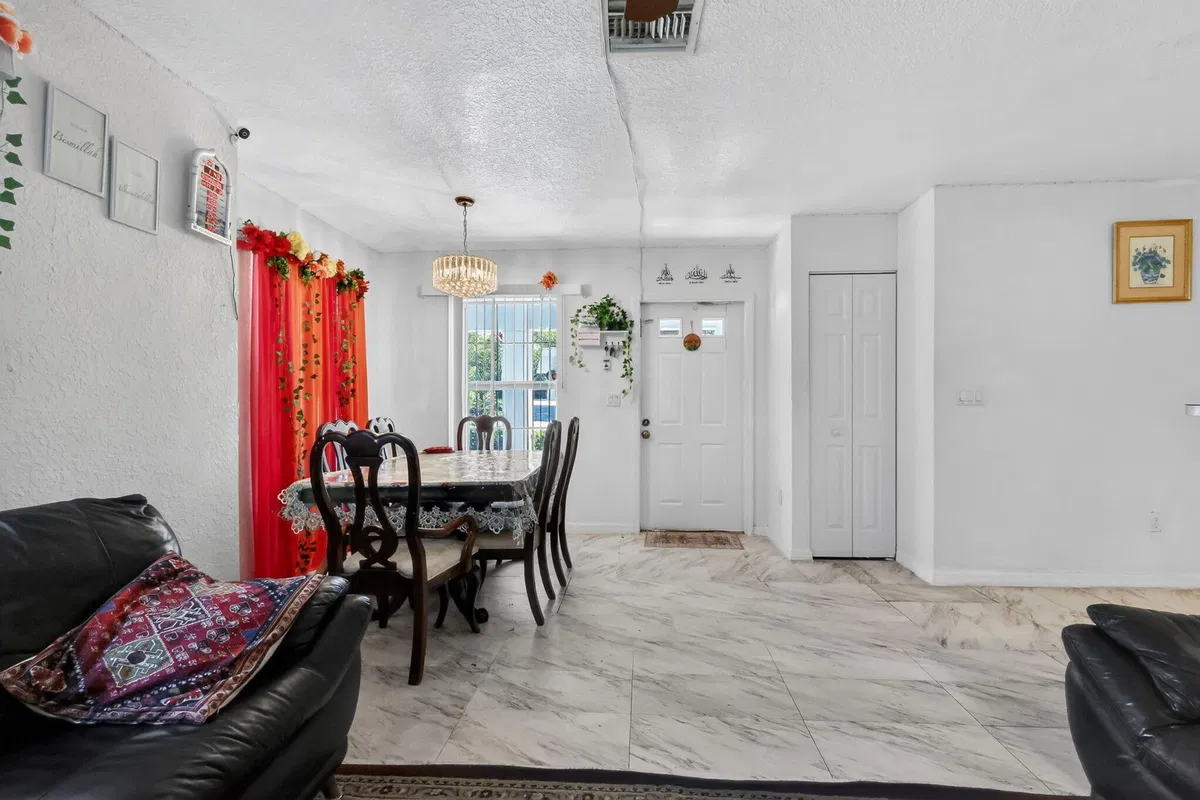 Residence photo 28