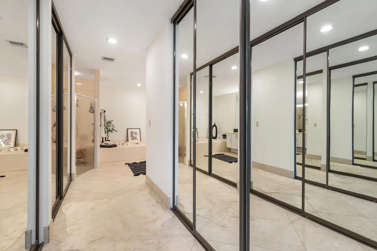 Residence photo 16