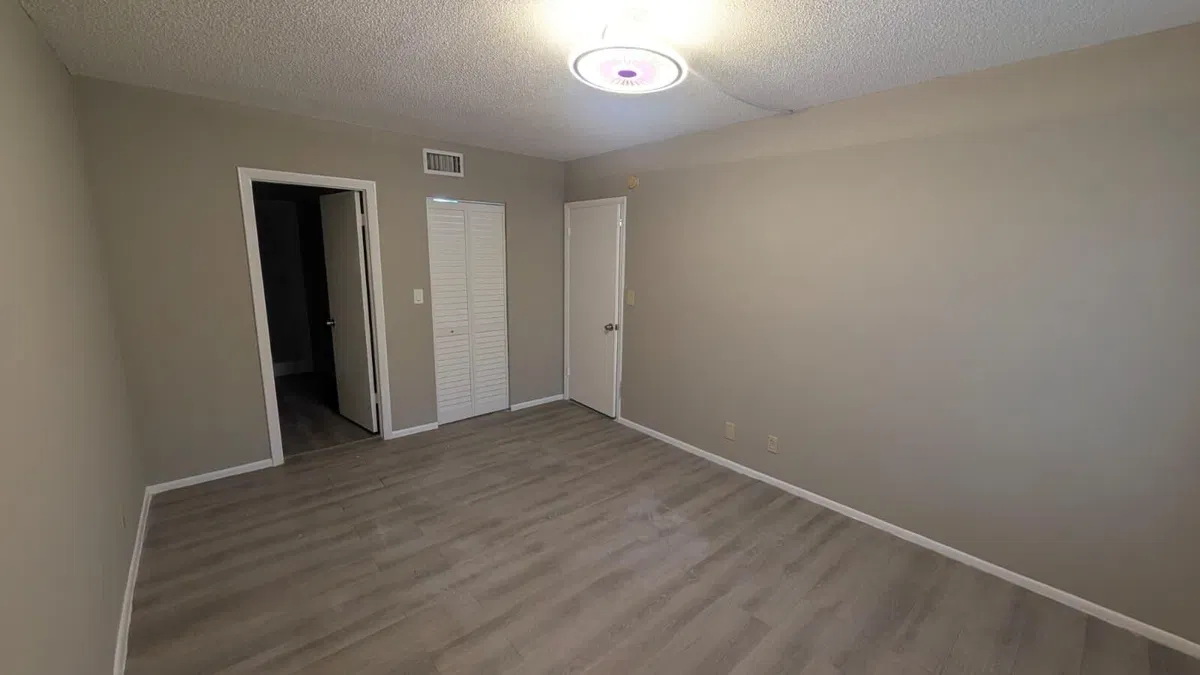 Unit 2110 photo 16