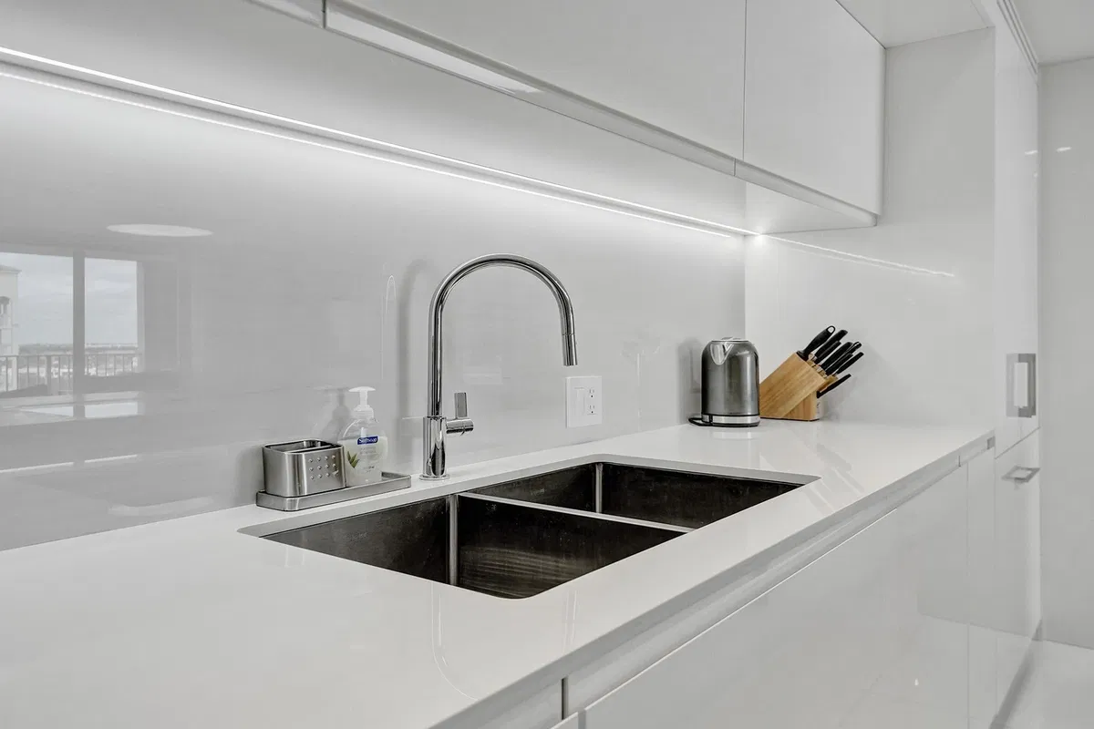 Unit 905 photo 10