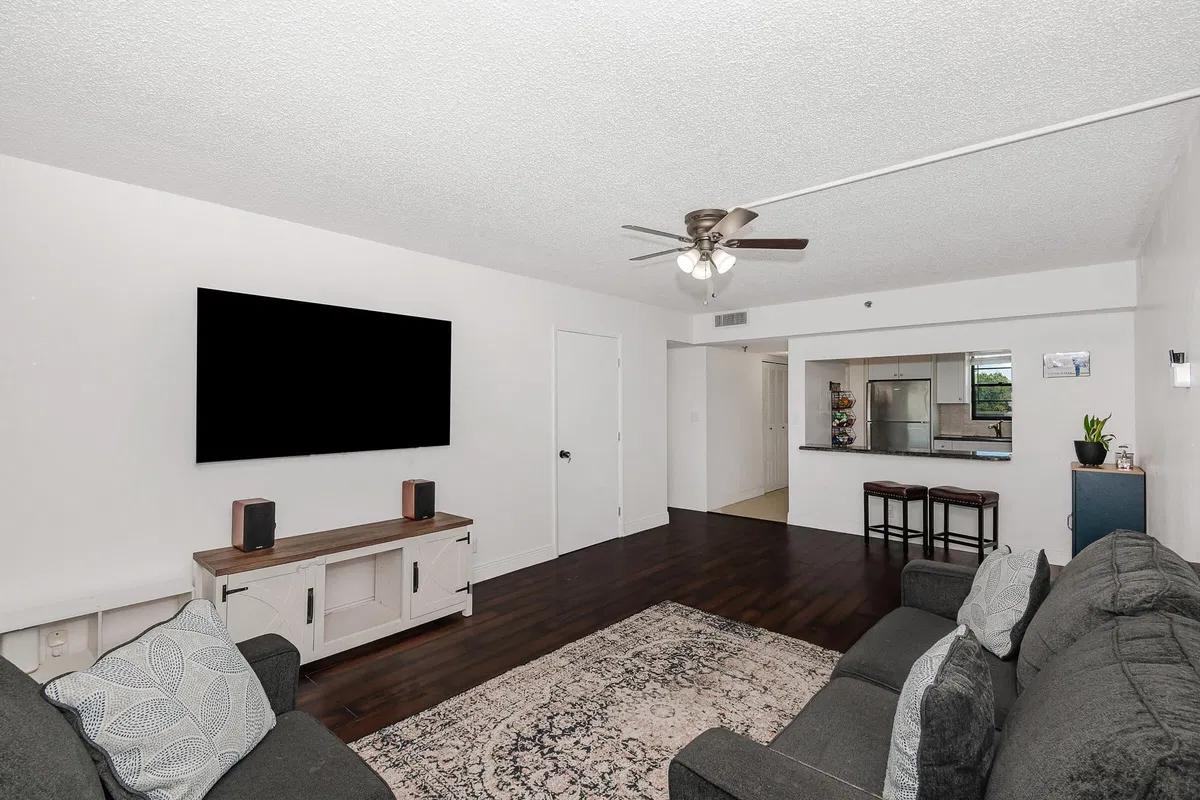 Unit 502 photo 10