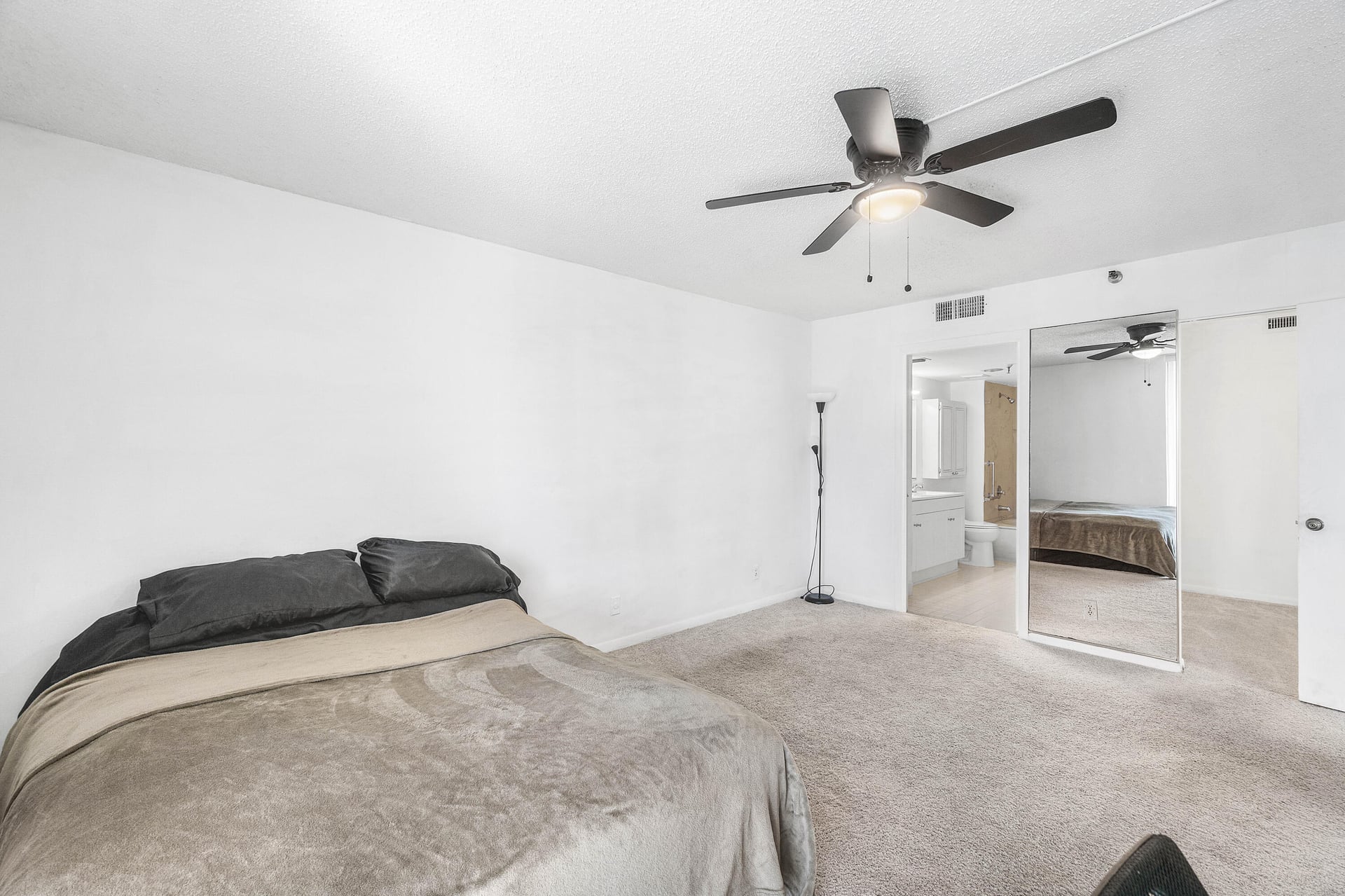 Unit 513 photo 31