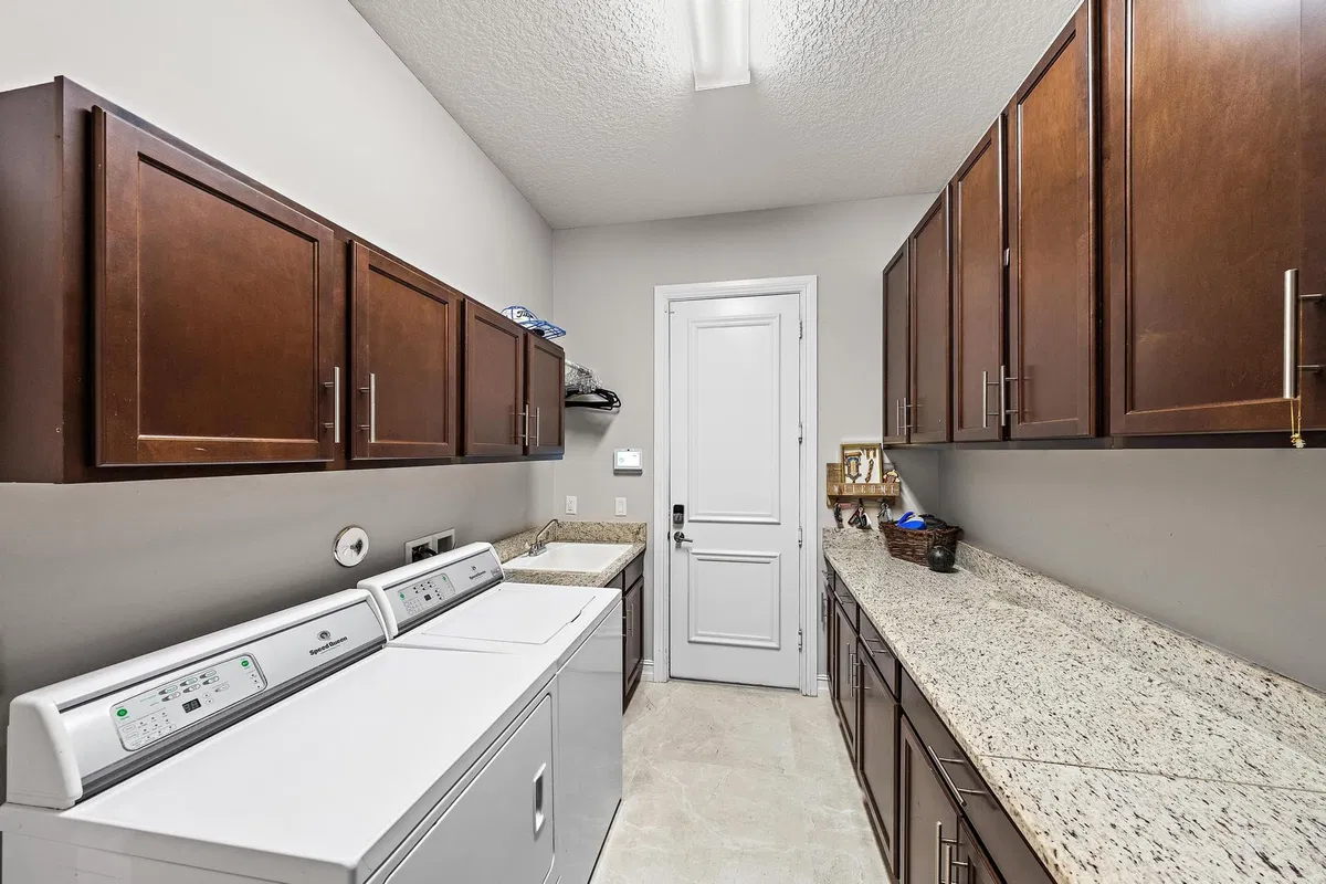 Residence photo 64