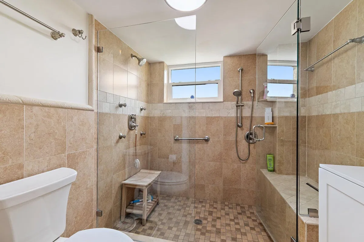 Unit 405 photo 10