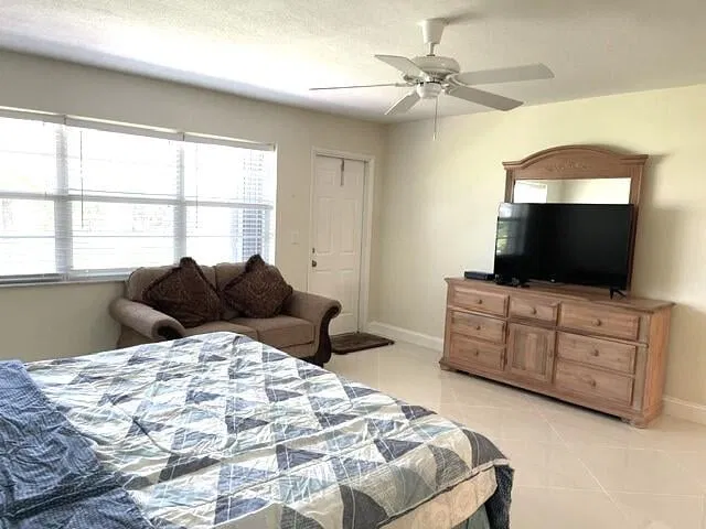Unit B photo 22