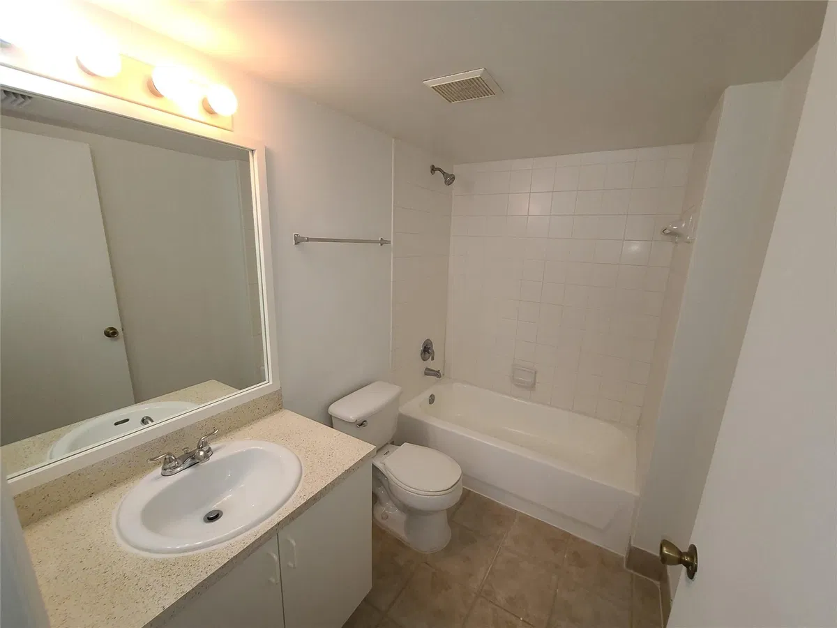 Unit 1316 photo 16