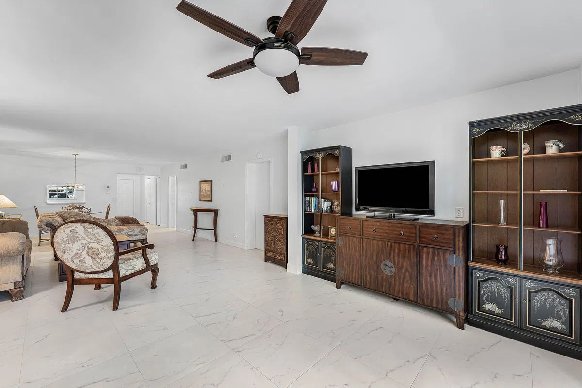 Unit 107 photo 10