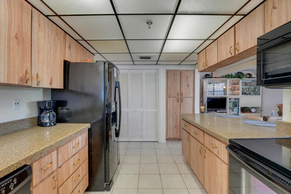 Unit 403 photo 22