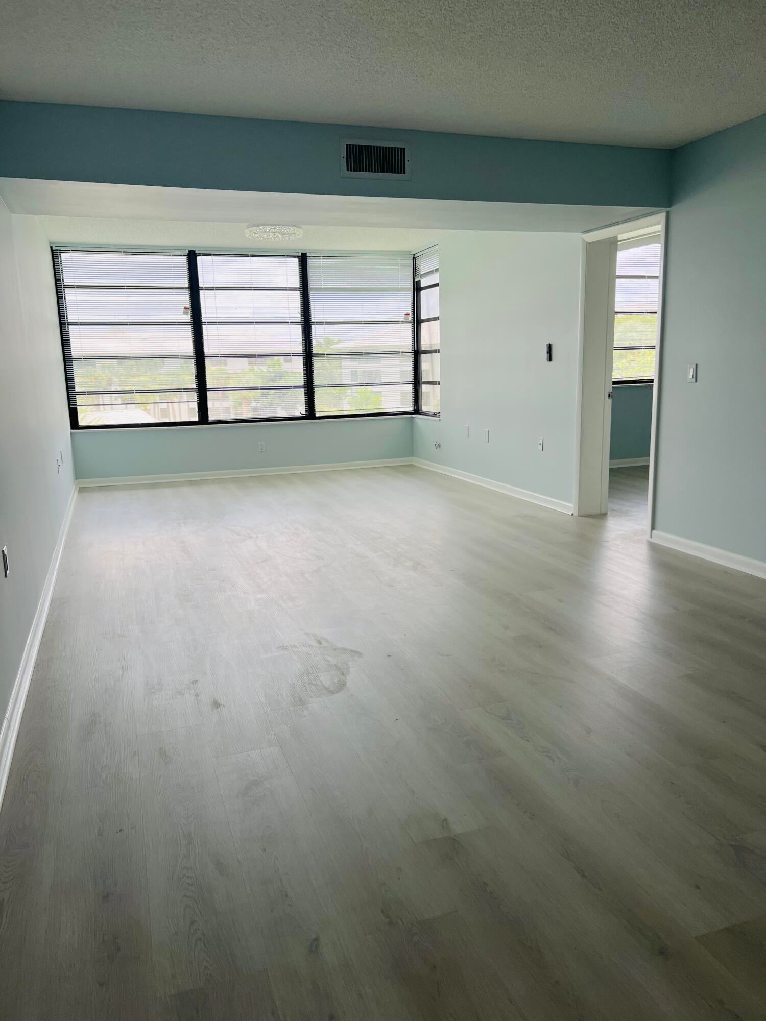 Unit 404 photo 16