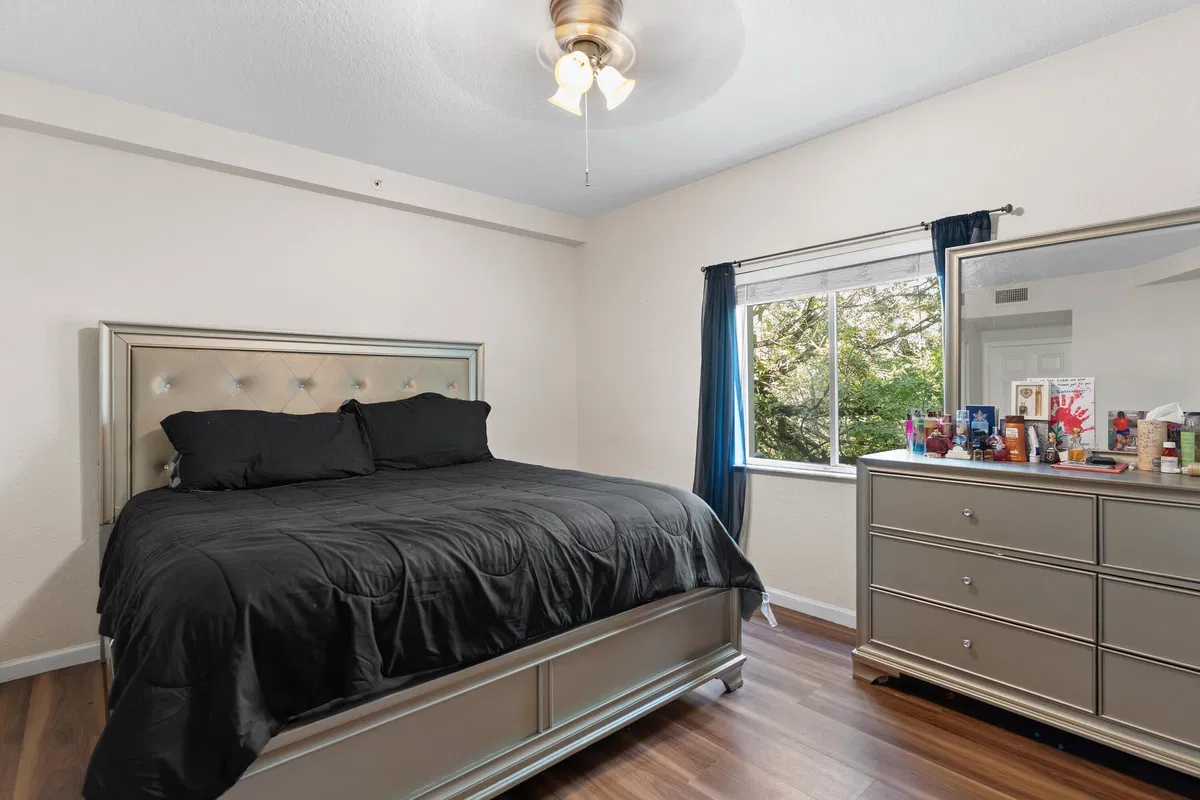 Unit 1212 photo 4