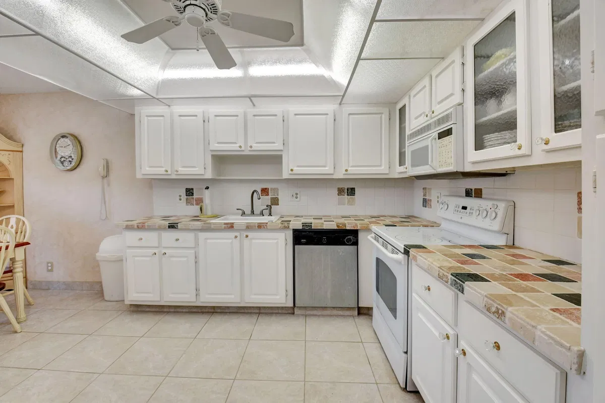 Unit 202 photo 7