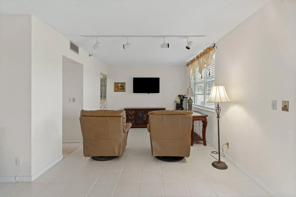Unit 321 photo 16