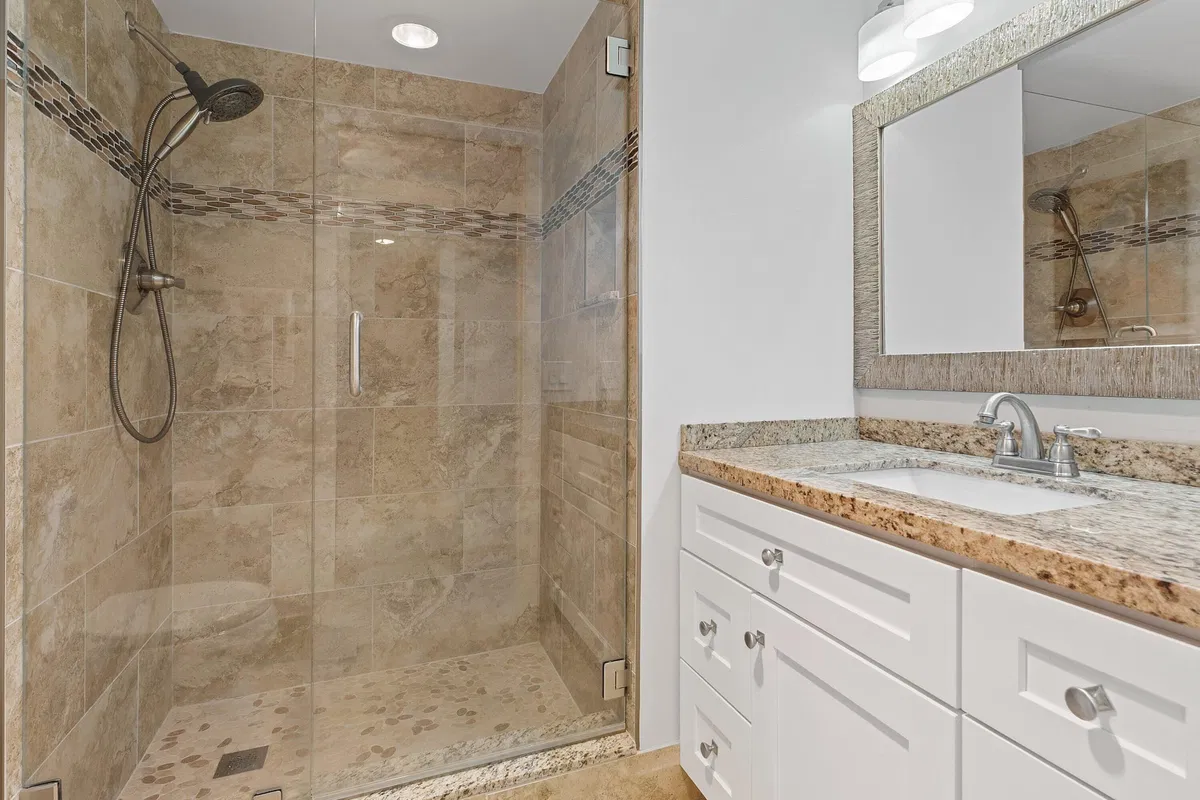 Unit 321 photo 19