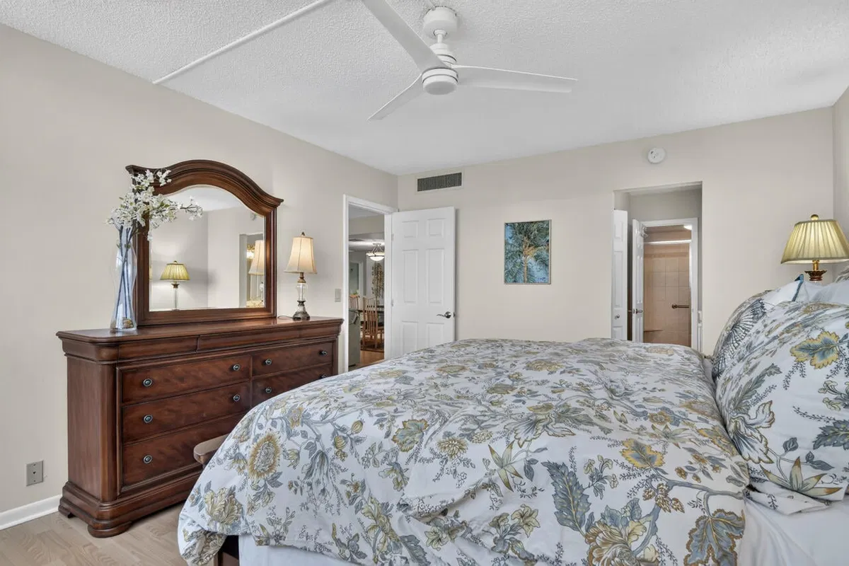 Unit 605 photo 10