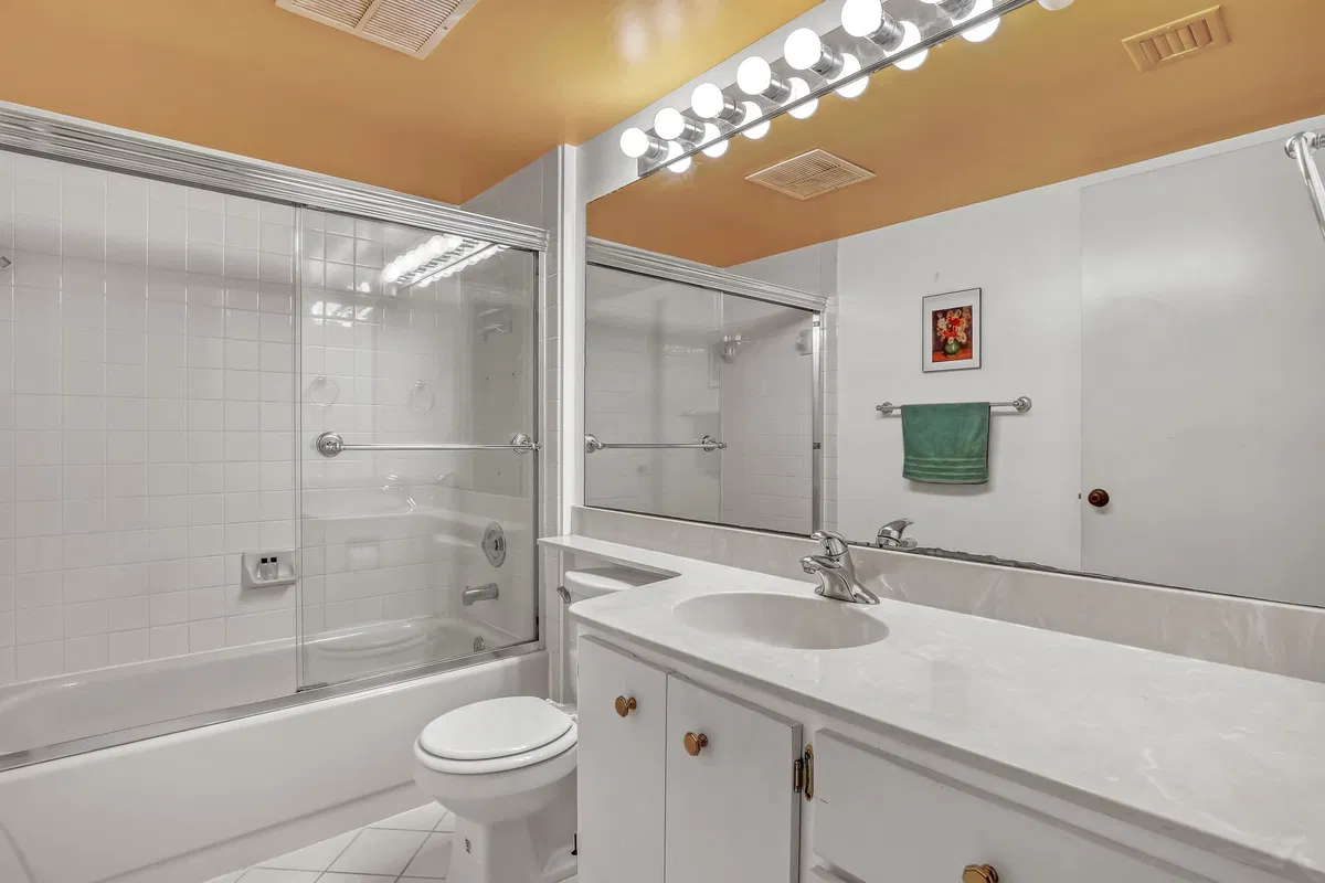 Unit 203 photo 16