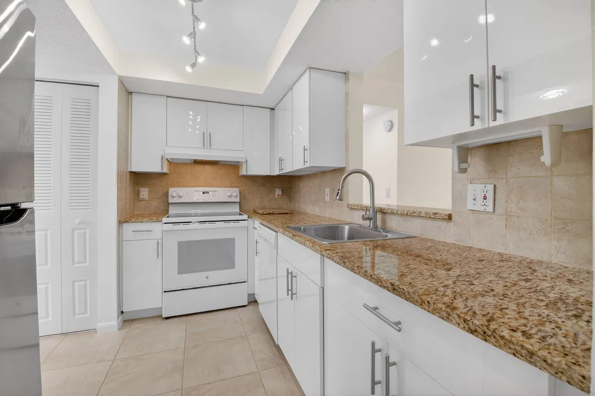 Unit 207 photo 4