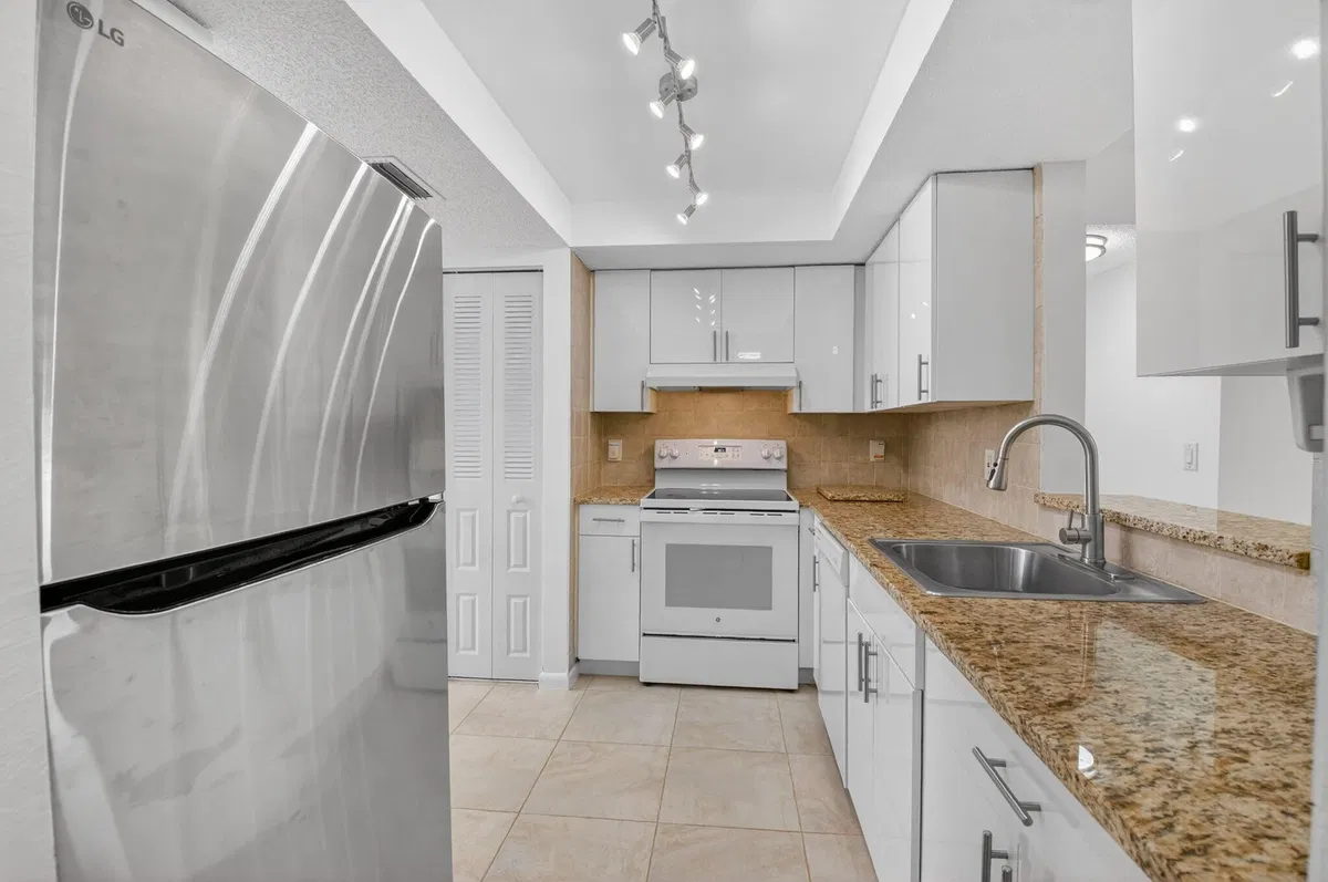 Unit 207 photo 10