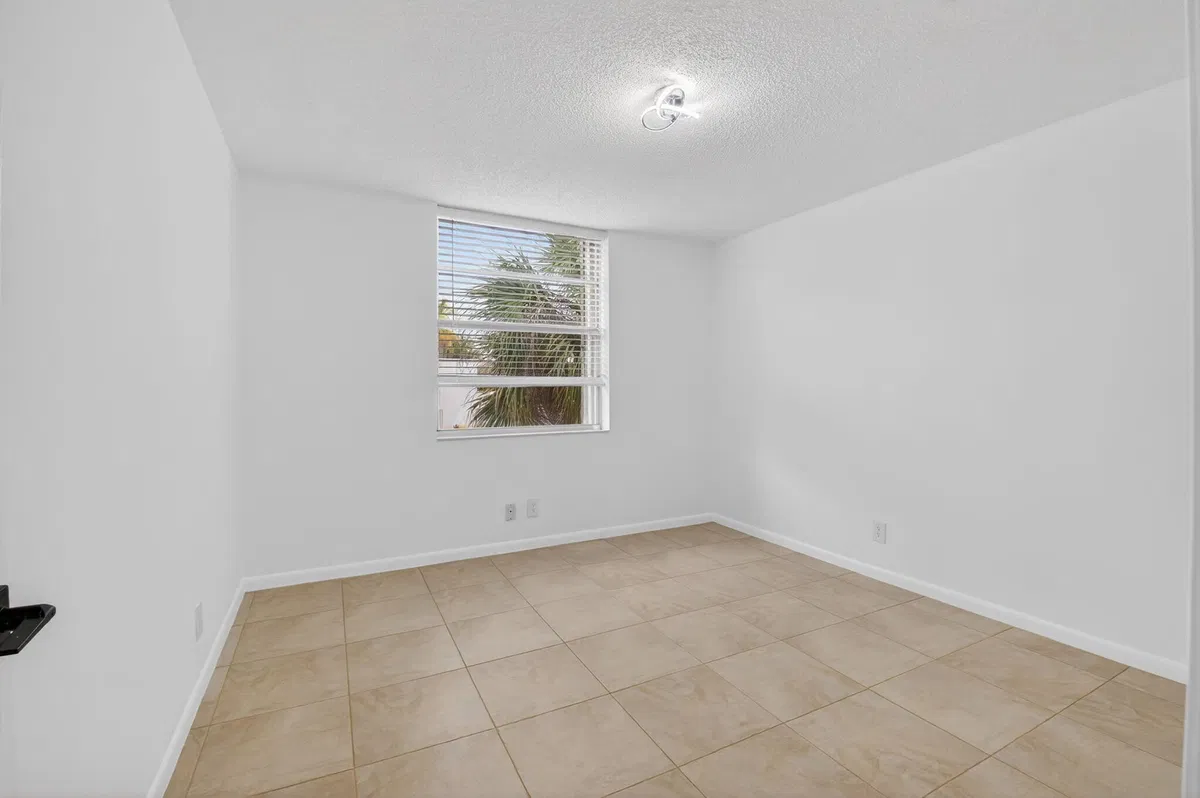 Unit 207 photo 22