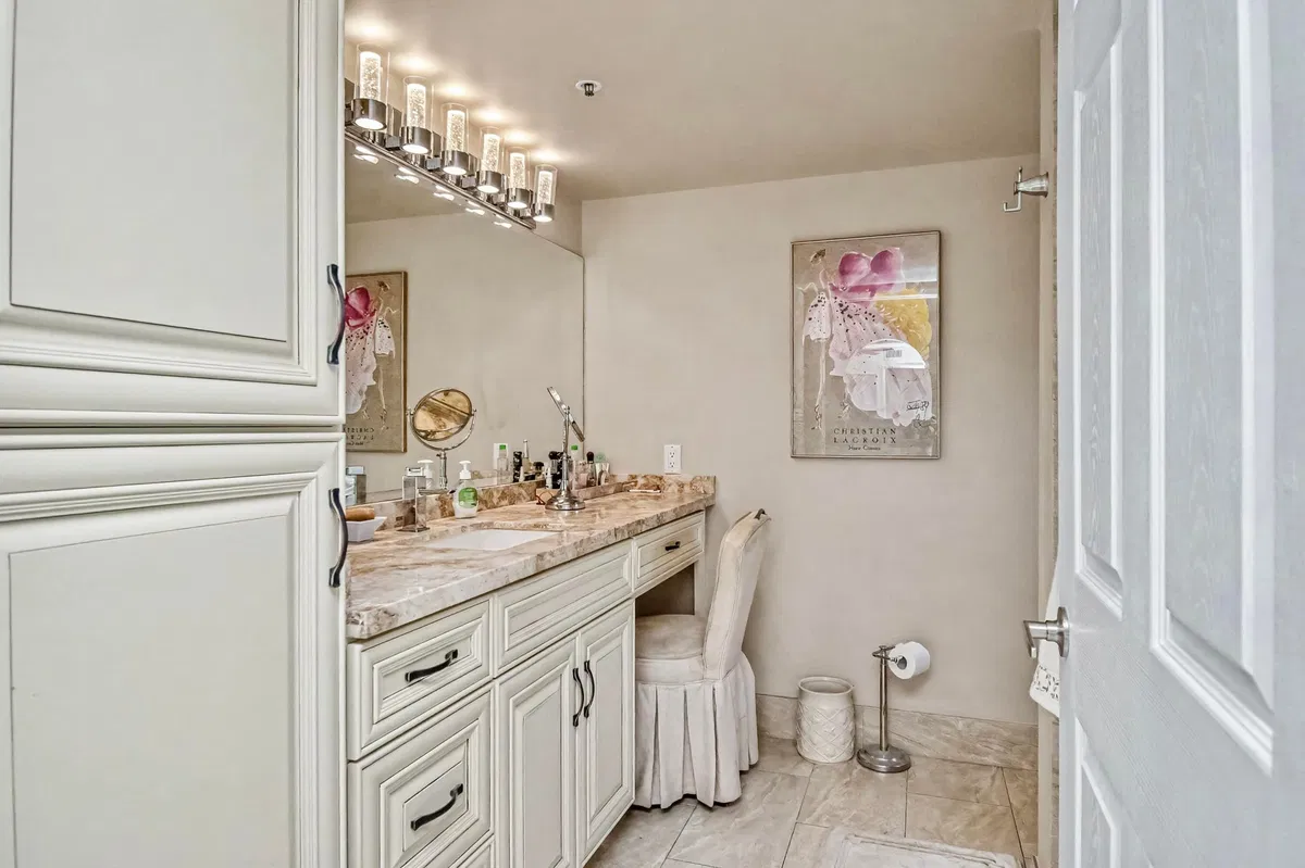 Unit 401 photo 25