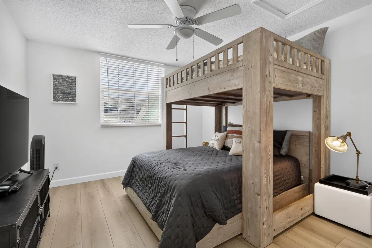 Unit 1209 photo 34