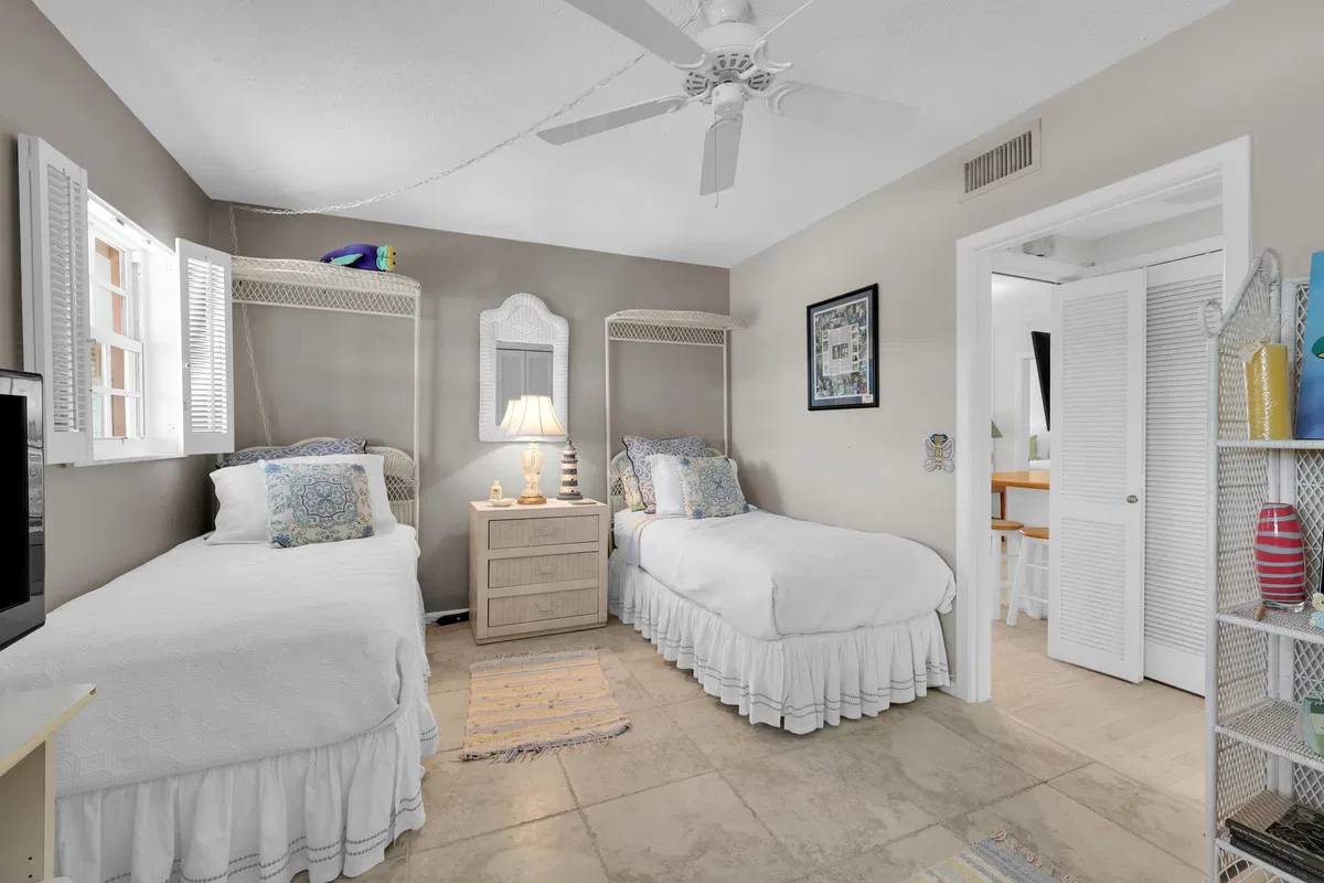 Unit 16 photo 19