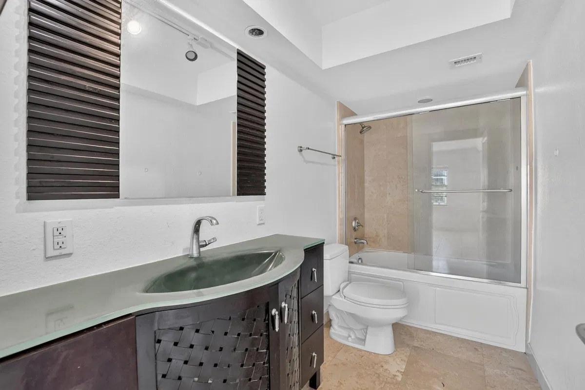 Unit C309 photo 16