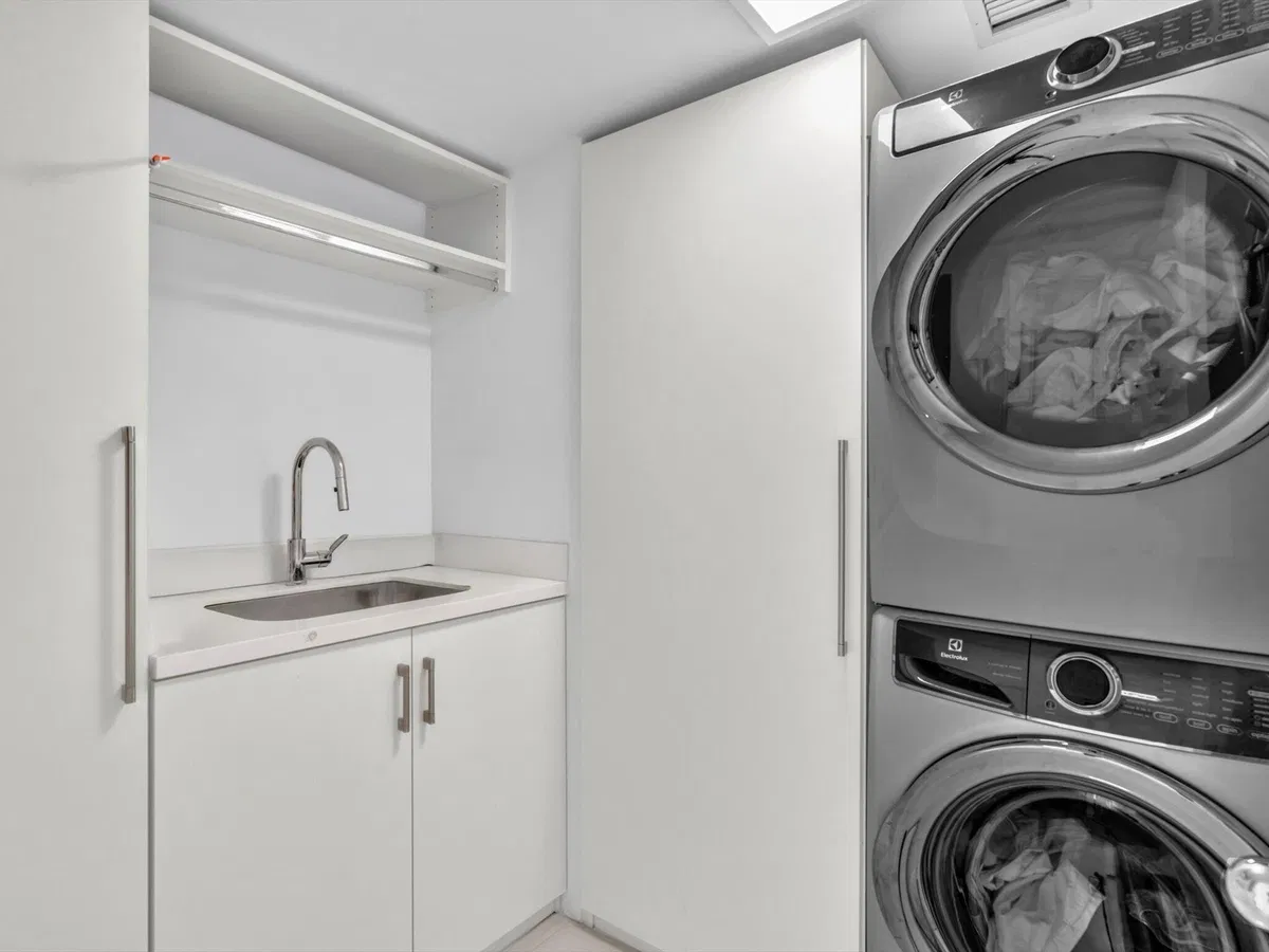 The Meridian Unit 108S photo 10