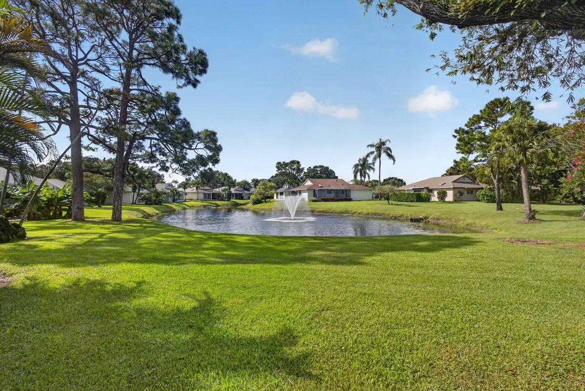 Eastpointe Country Club Residence photo 49