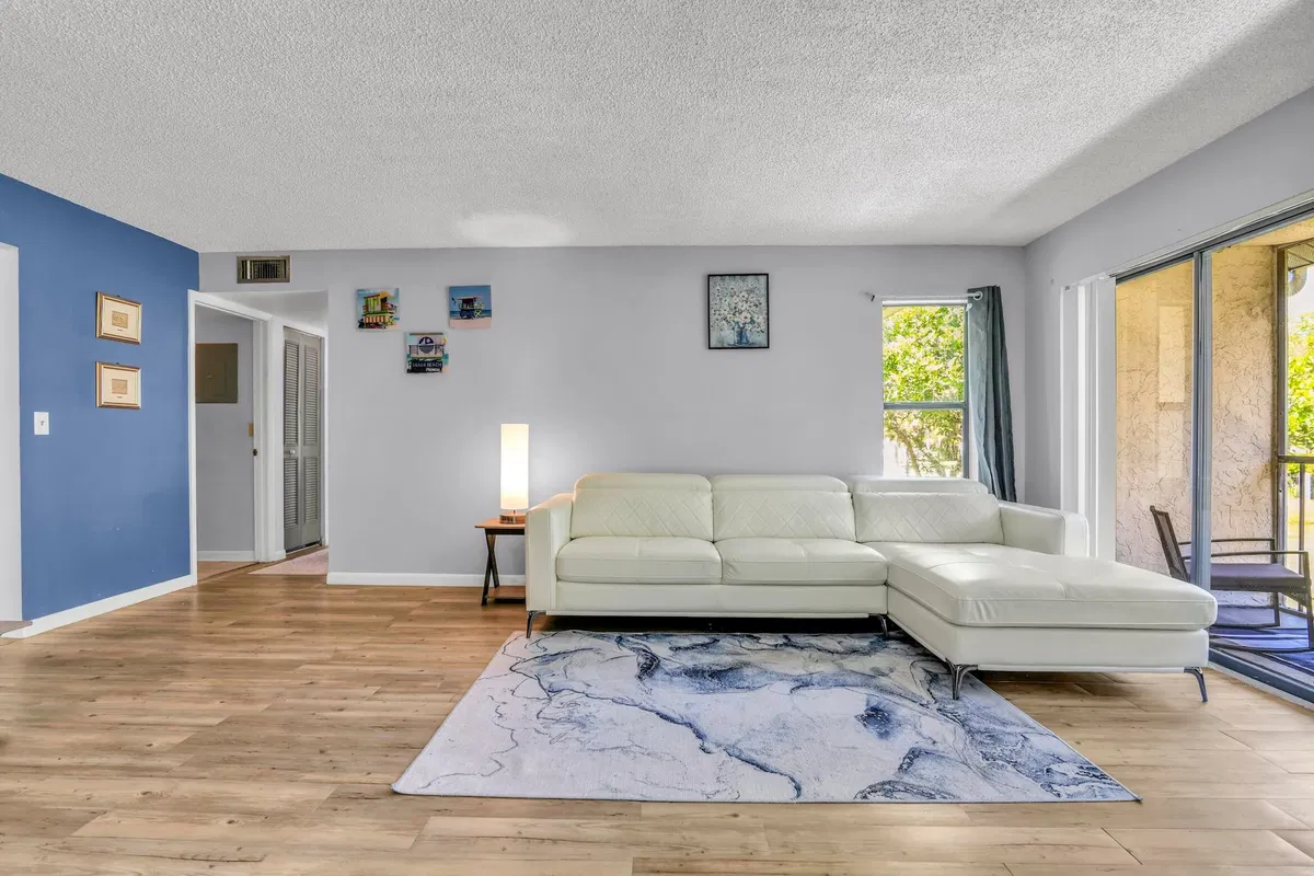 Unit E2 photo 7