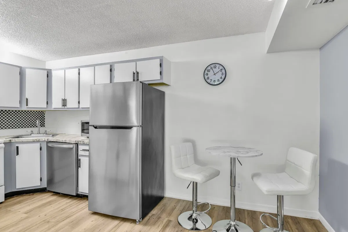 Unit E2 photo 10