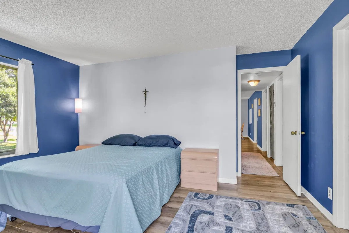 Unit E2 photo 22