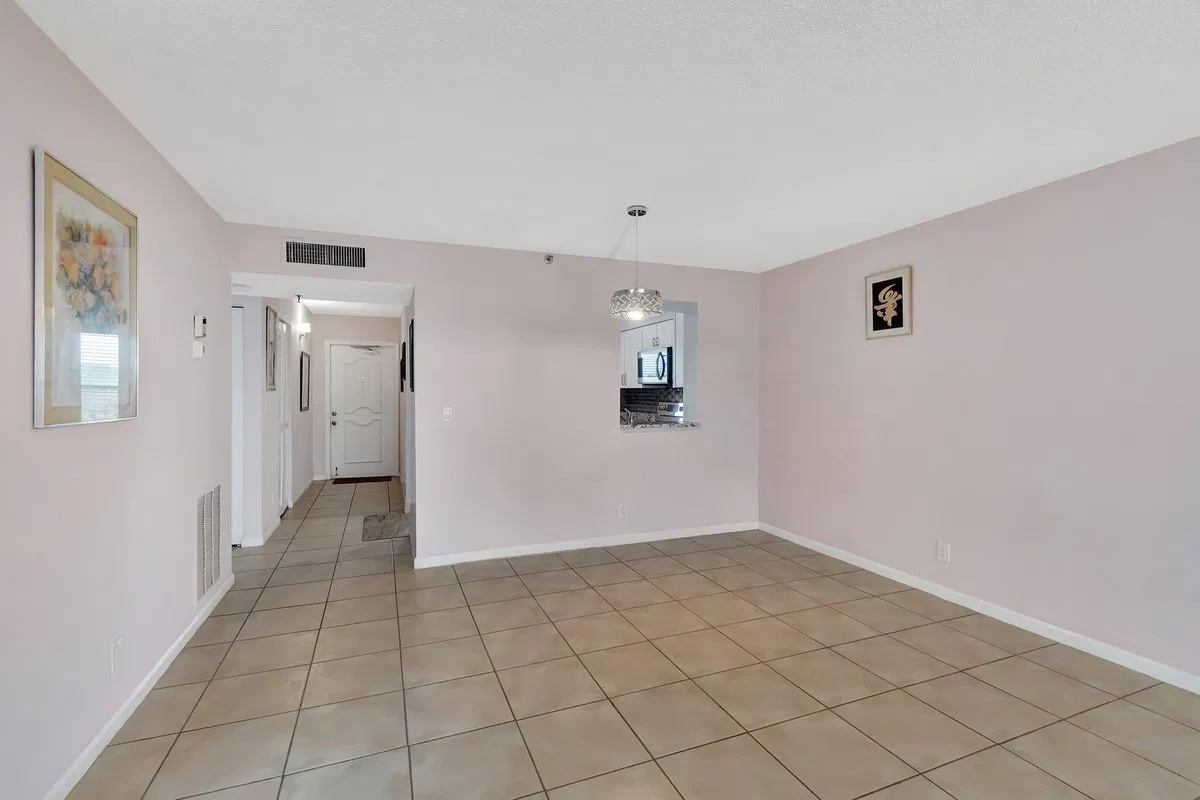 Unit 502 photo 4