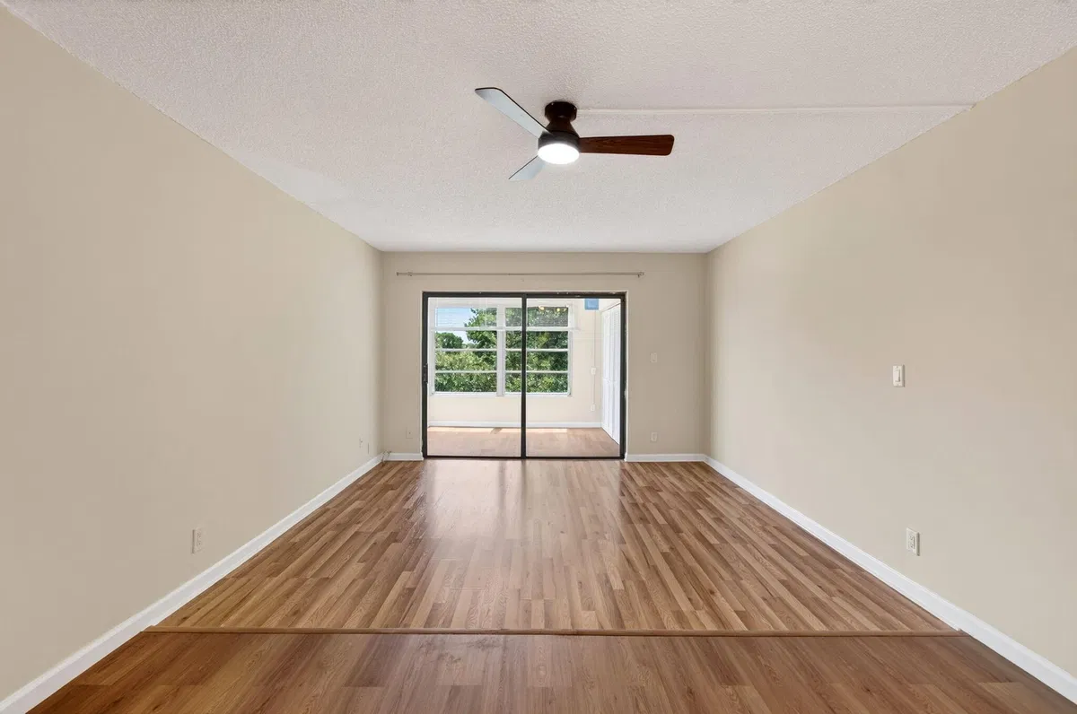 Unit 401 photo 10