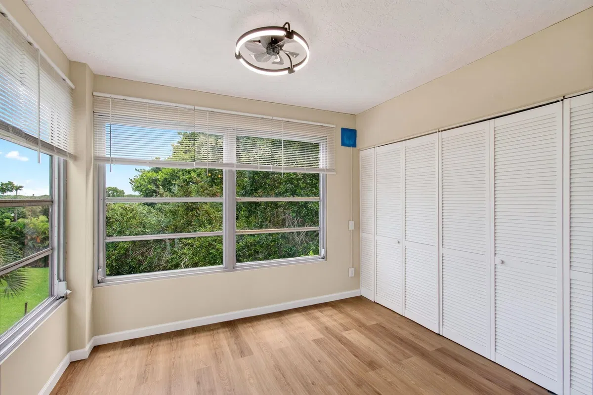 Unit 401 photo 22