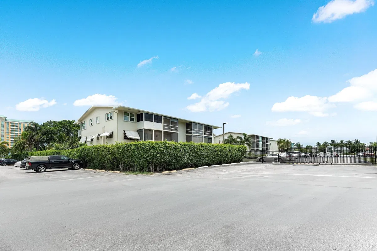Unit 303 photo 16