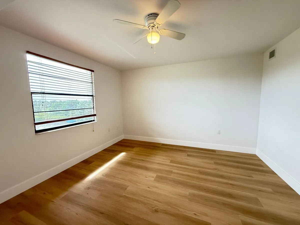 Unit 404 photo 16