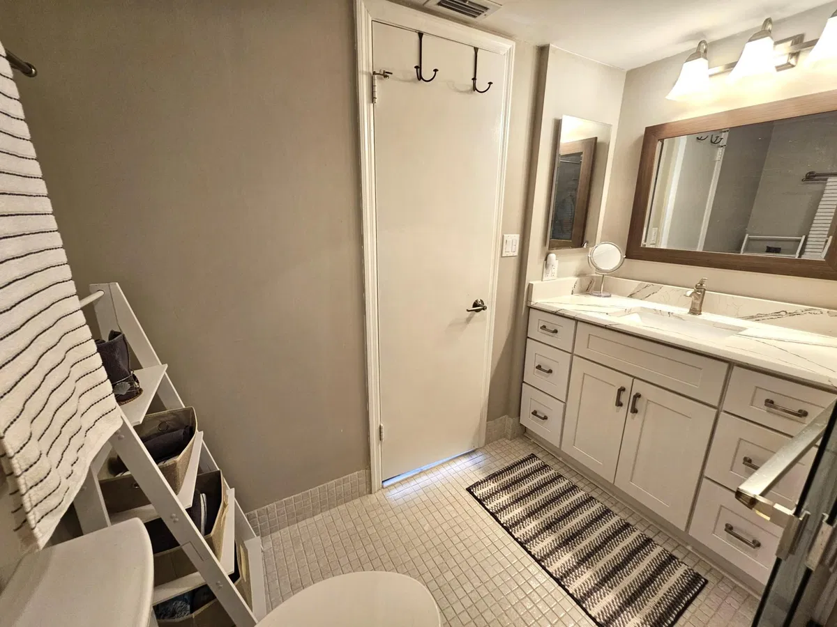 Unit 411 photo 25