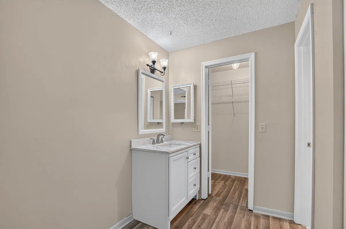 Unit 204 photo 16