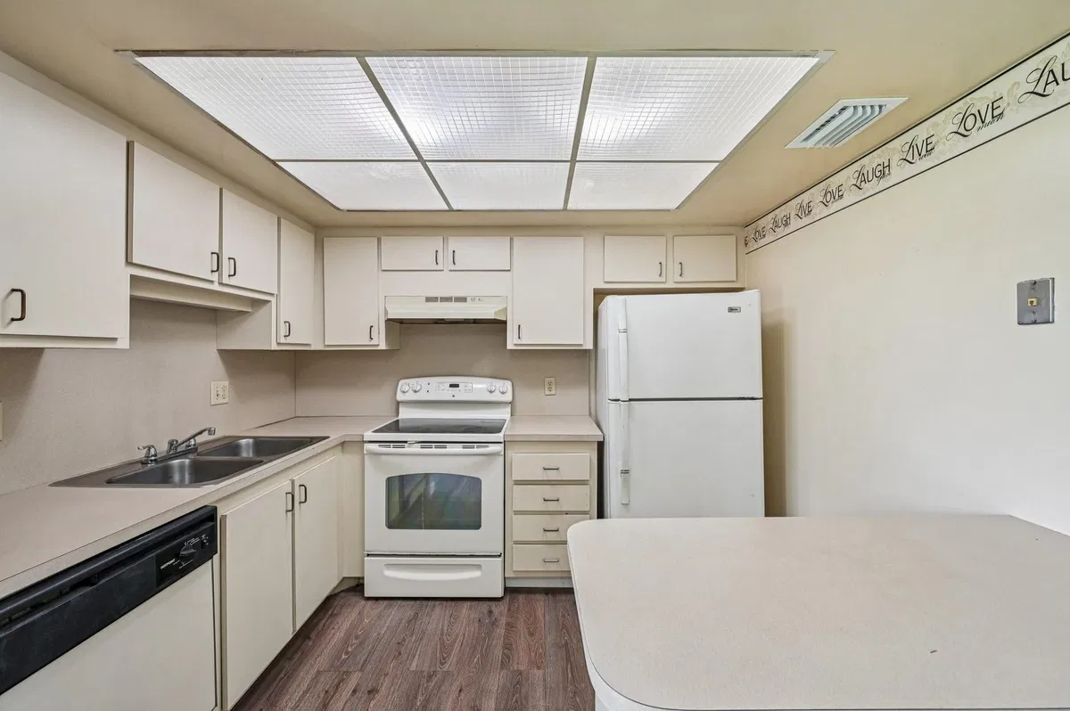 Unit 4682 photo 13