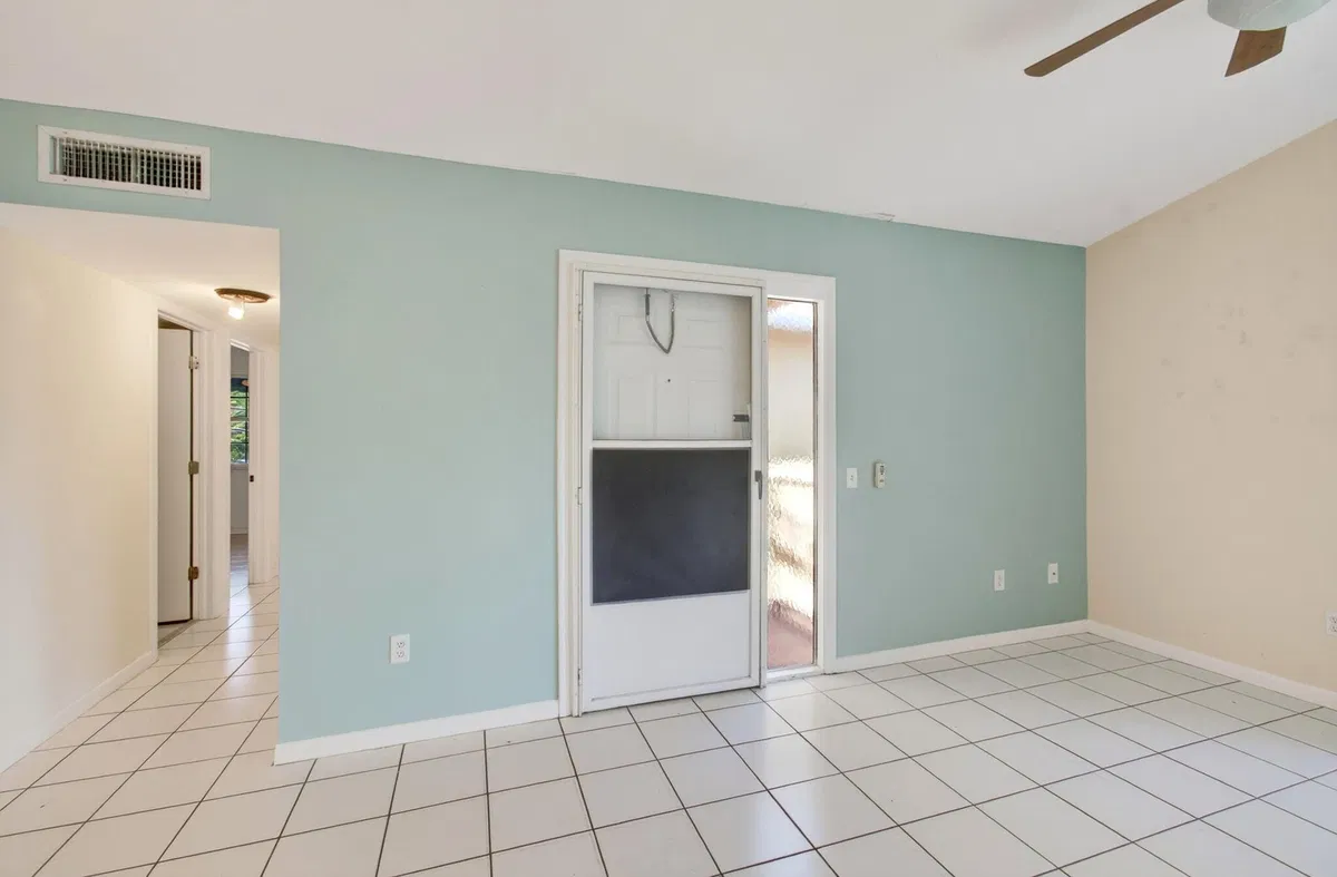 Unit 179 photo 7