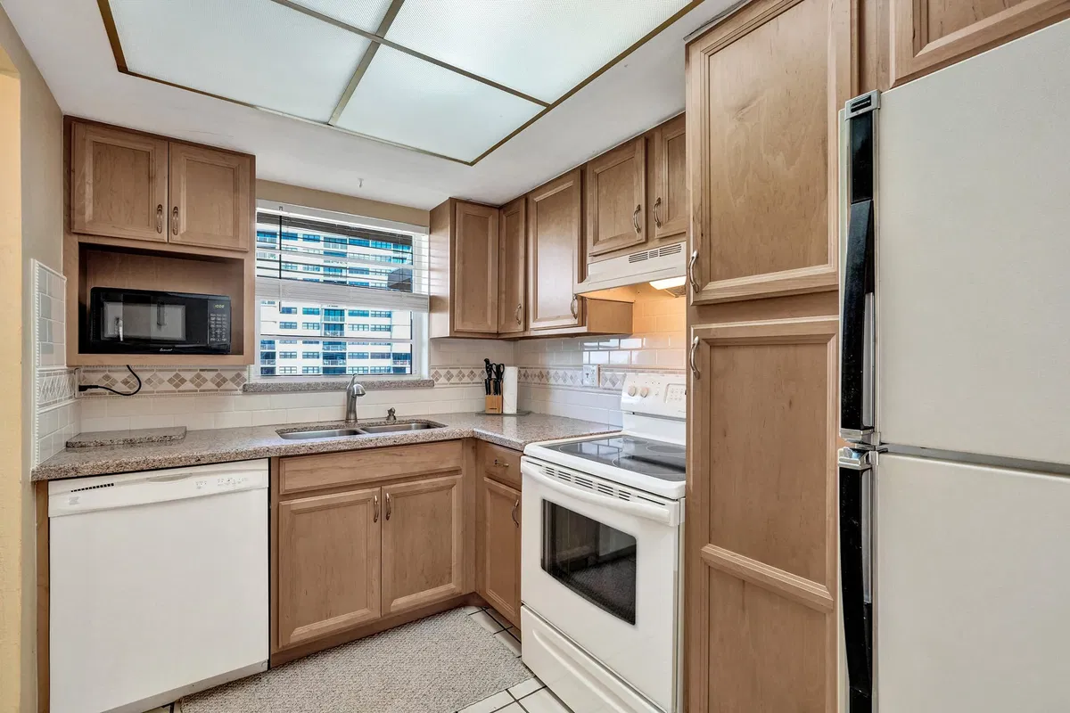 Unit 406 photo 10
