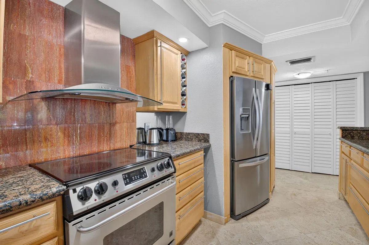 Unit 108 photo 16